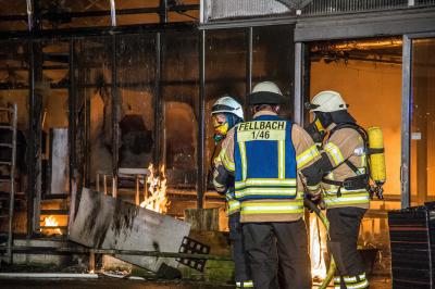 Fellbach: Grosses Gewaechshaus an der B14 in Vollbrand - Schlechte Wasserversorgung vor Ort